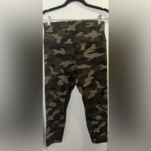 Women’s Lululemon Sz 10 Leggings. 25” inseam. Green Camo.